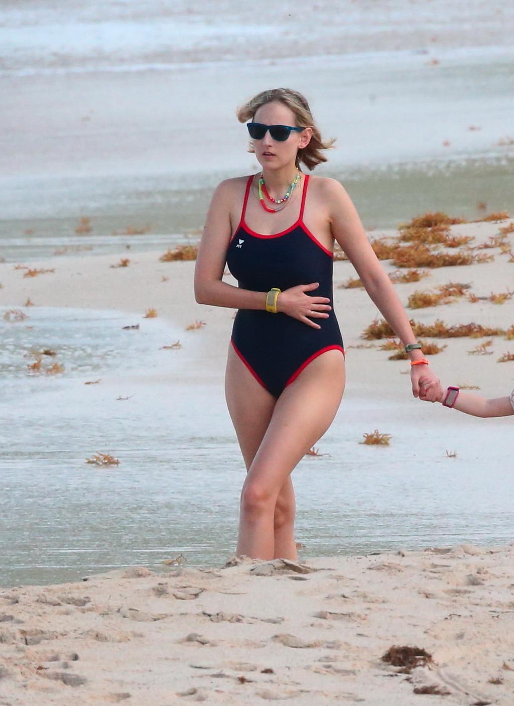 16P Leelee Sobieski showing her big boobs and ass in retro monokini at the beach in 