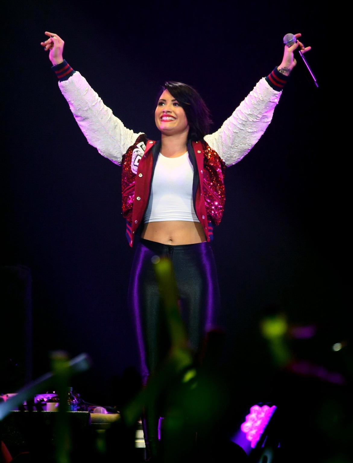 16P Demi Lovato see through to bra while performing at 1013 KDWBs Jingle B