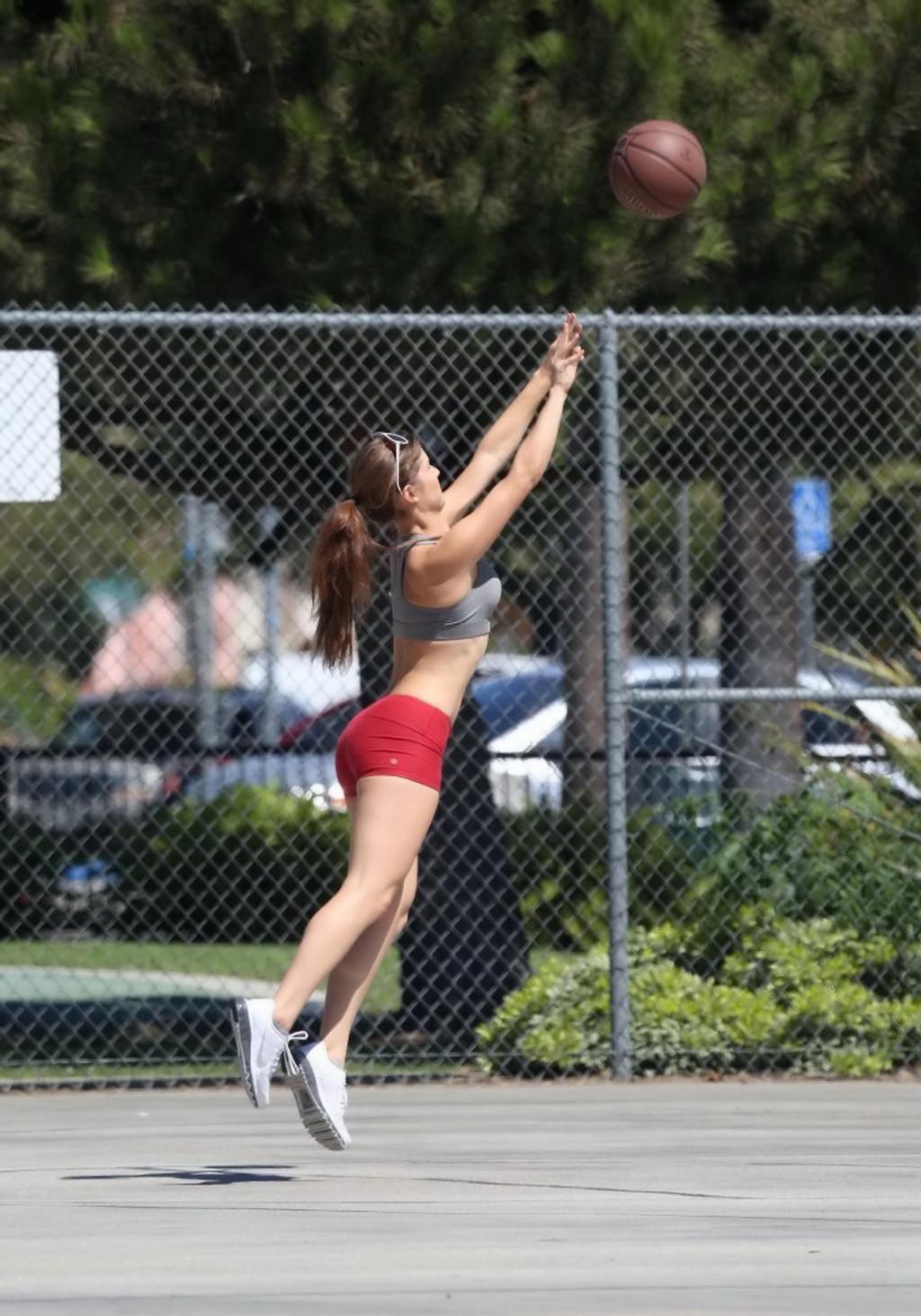 16P Amanda Cerny busty showing her pokies and ass while plays basketball in Beverly 