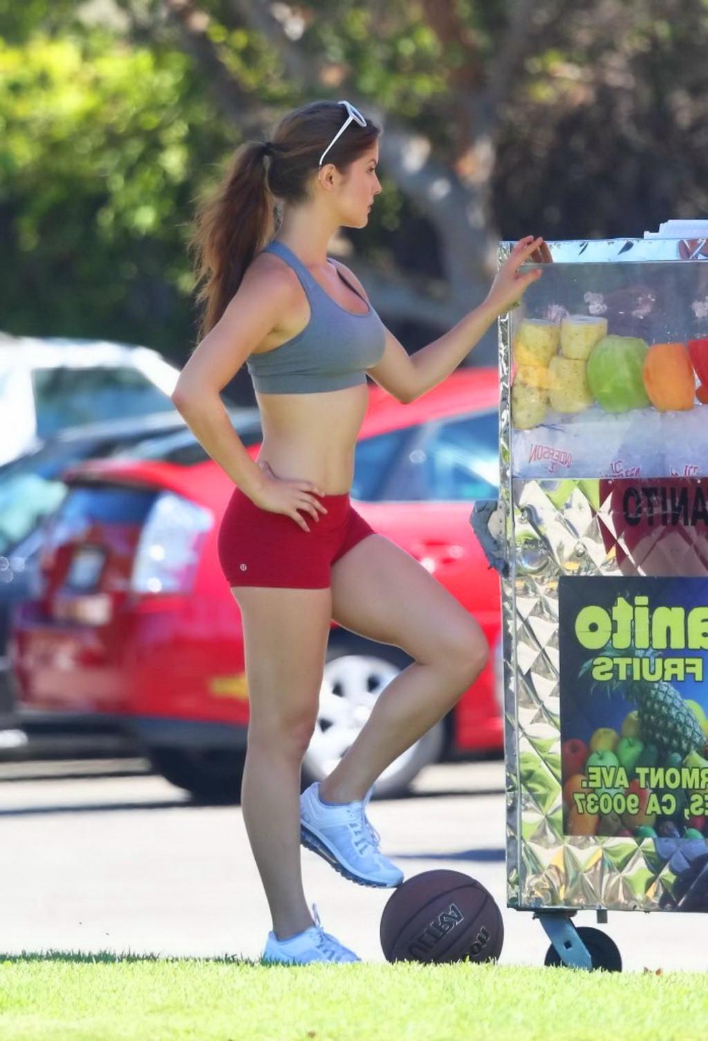 16P Amanda Cerny busty showing her pokies and ass while plays basketball in Beverly 