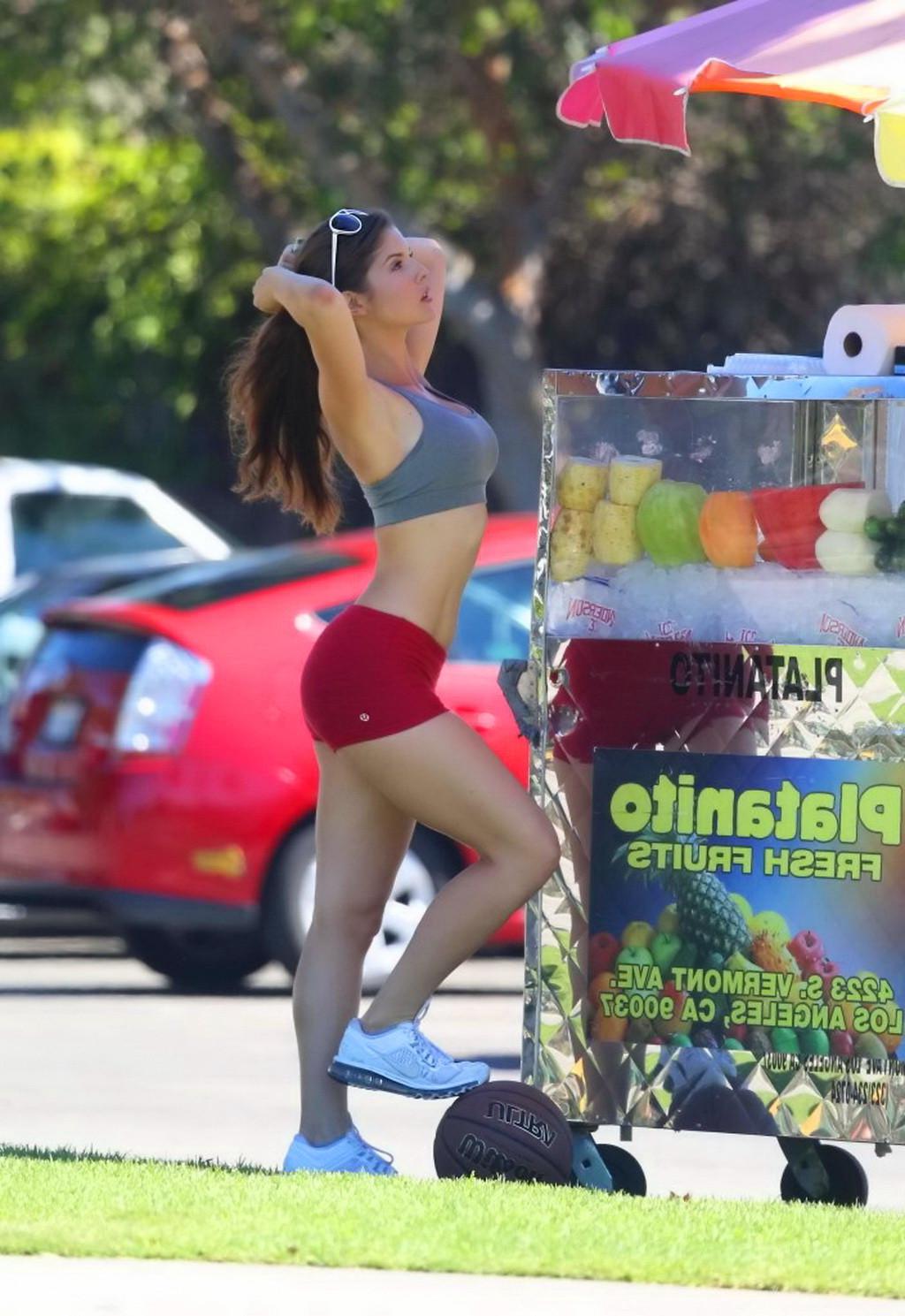 16P Amanda Cerny busty showing her pokies and ass while plays basketball in Beverly 
