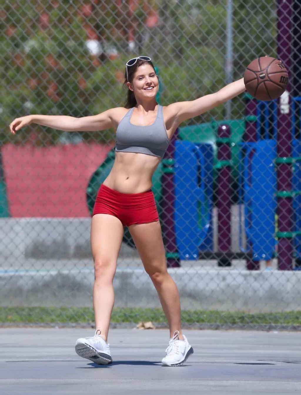 16P Amanda Cerny busty showing her pokies and ass while plays basketball in Beverly 