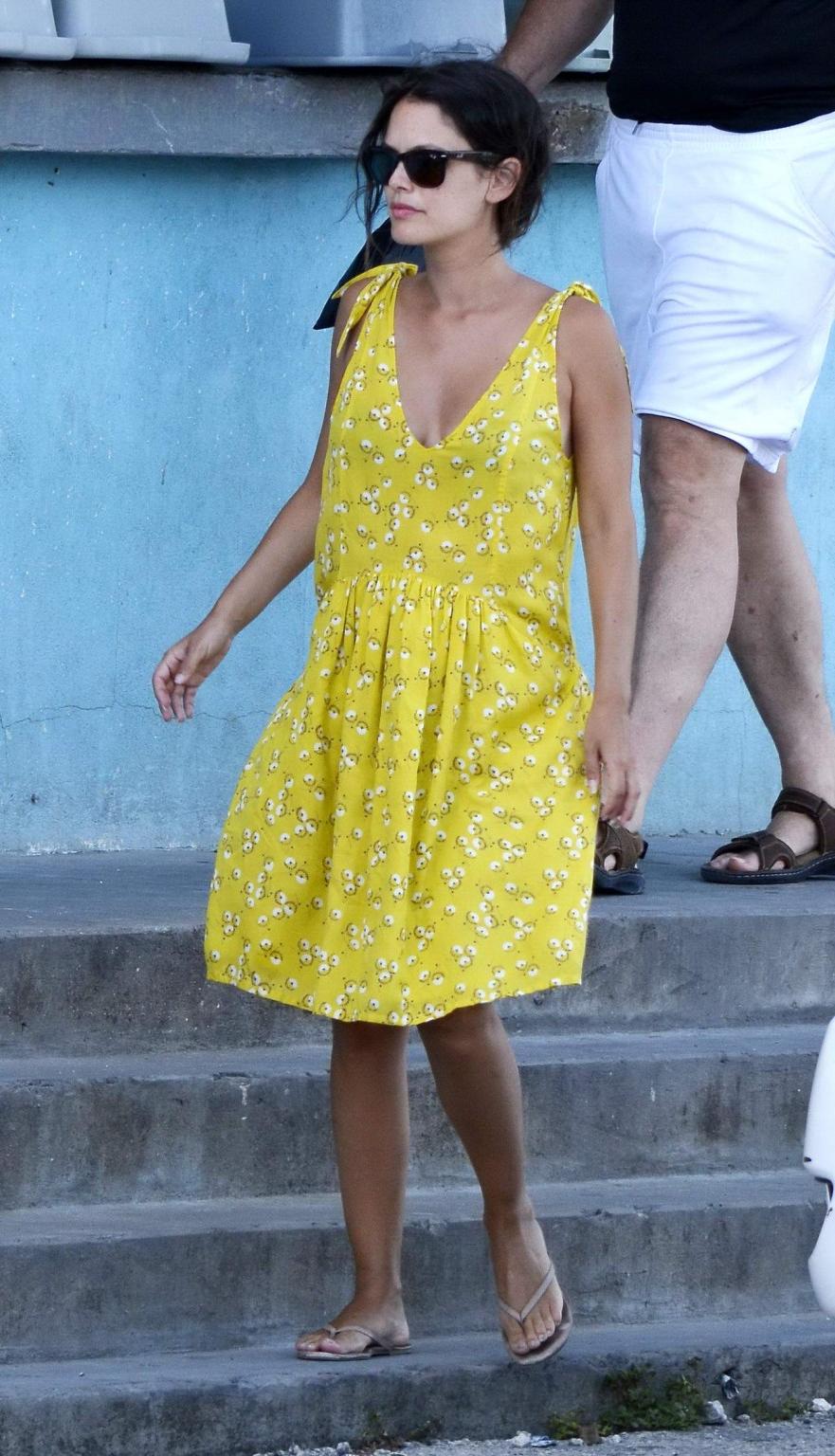 16P Rachel Bilson busty and pregnant out in Barbados
