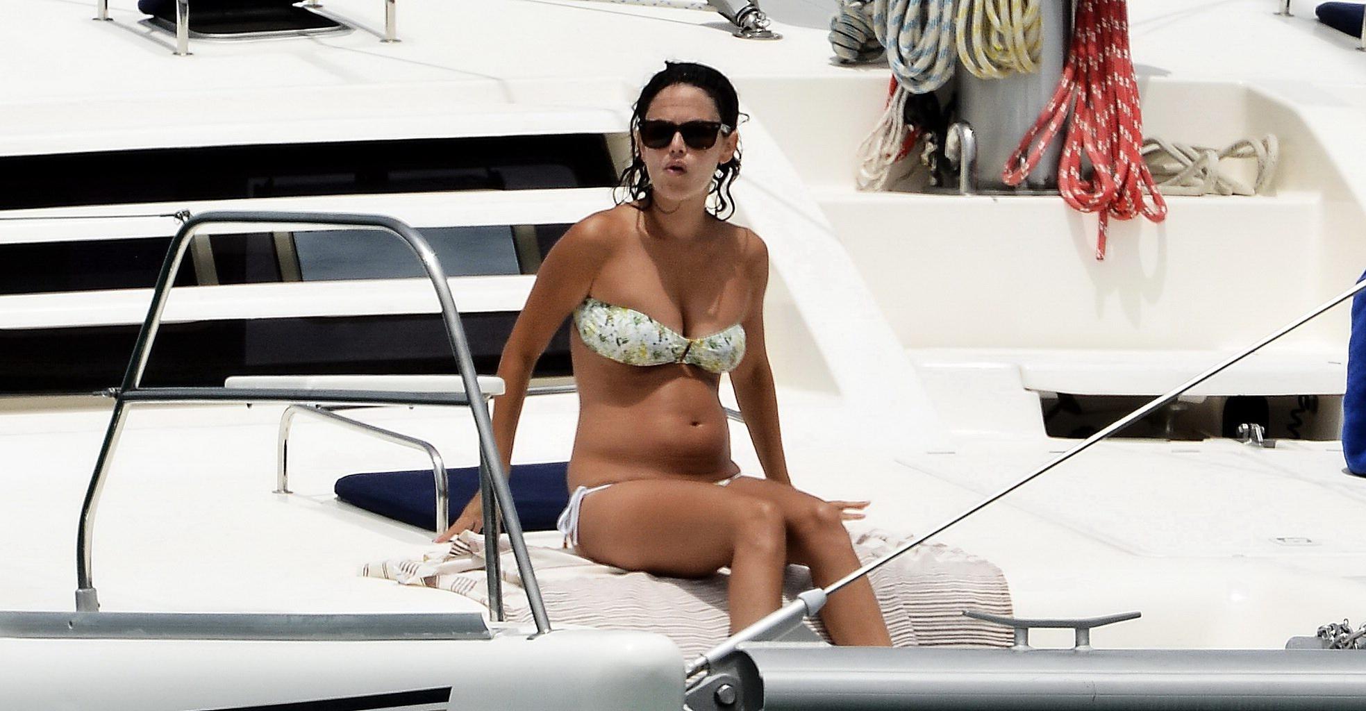 16P Rachel Bilson busty  pregnant wearing a strapless floral bikini on a yacht in Ba