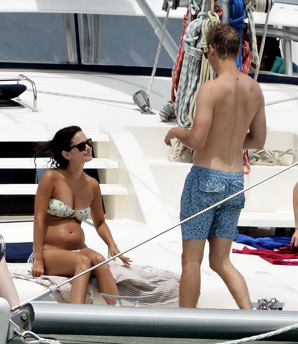 16P Rachel Bilson busty  pregnant wearing a strapless floral bikini on a yacht in Ba
