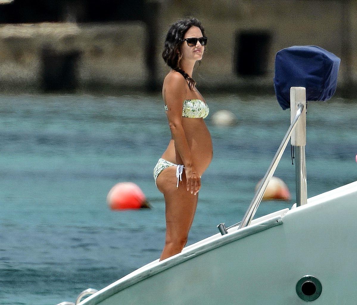 16P Rachel Bilson busty  pregnant wearing a strapless floral bikini on a yacht in Ba