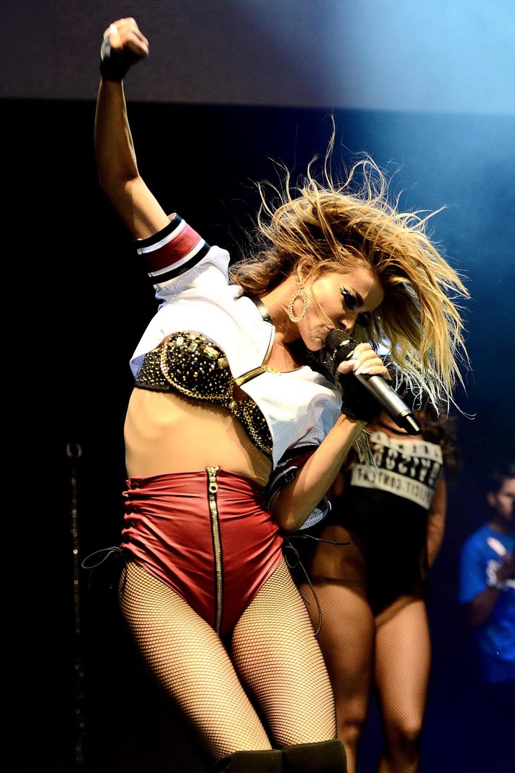 16P Carmen Electra performing in bra panty and fishnets at the Elevate concert serie