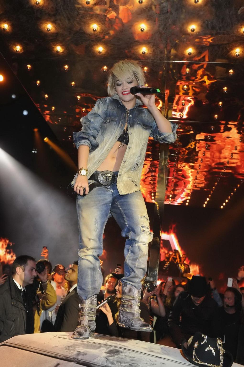 16P Rita Ora wearing black bra and ripped jeans while performs at Philipp Plein fash
