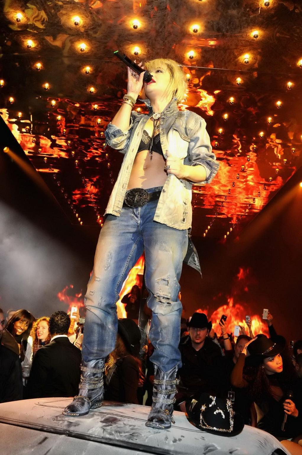16P Rita Ora wearing black bra and ripped jeans while performs at Philipp Plein fash