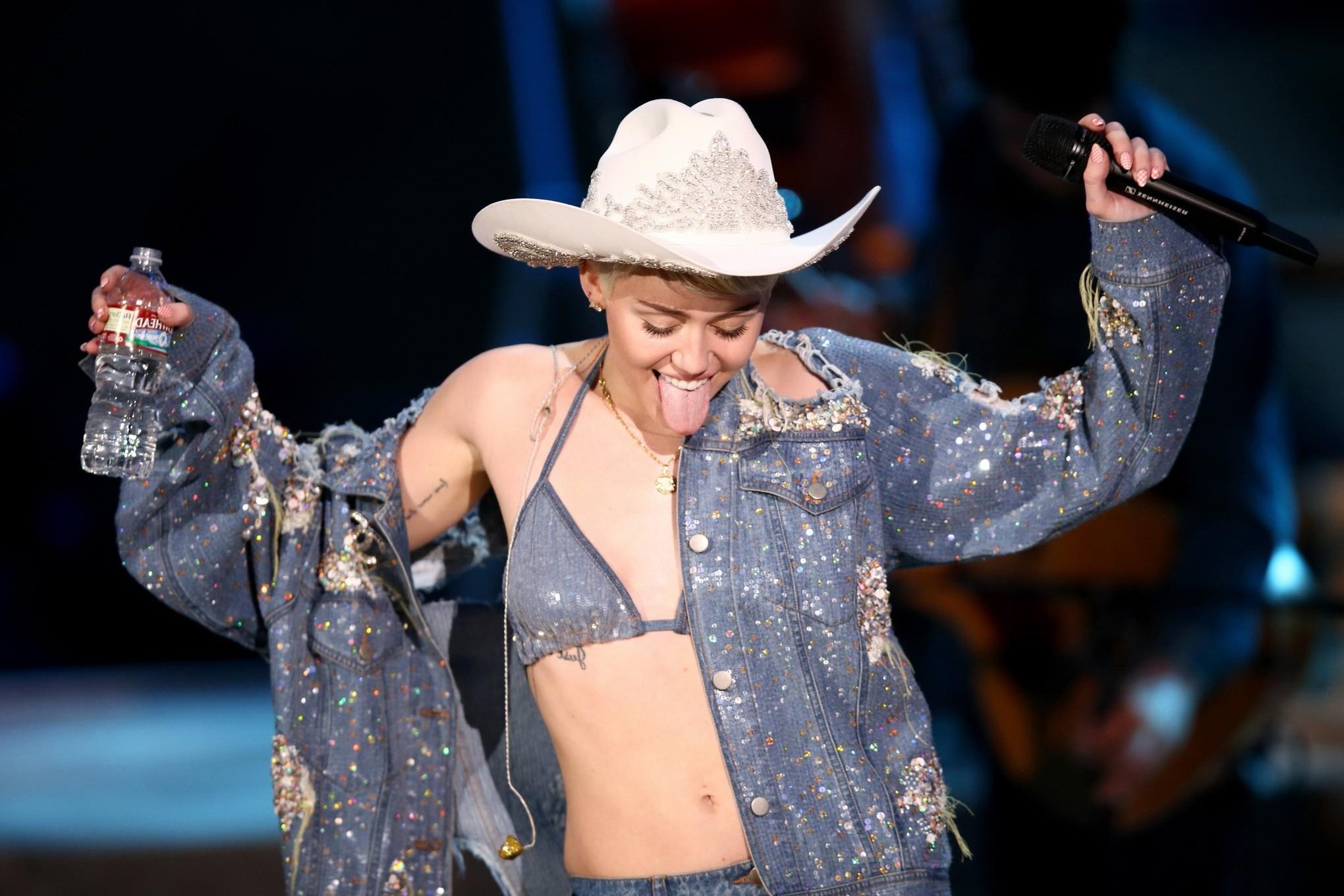 16P Miley Cyrus perofrming in denim bra  ripped jeans at MTV Unplugged in Hollywood 