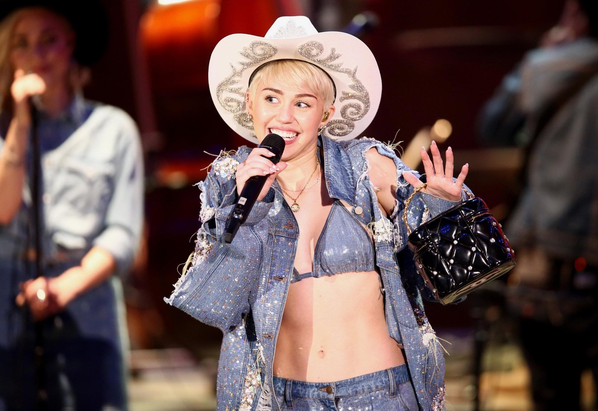 16P Miley Cyrus perofrming in denim bra  ripped jeans at MTV Unplugged in Hollywood 