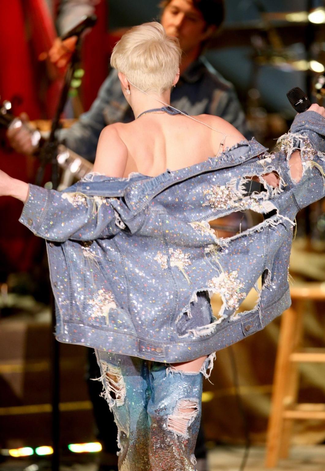 16P Miley Cyrus perofrming in denim bra  ripped jeans at MTV Unplugged in Hollywood 
