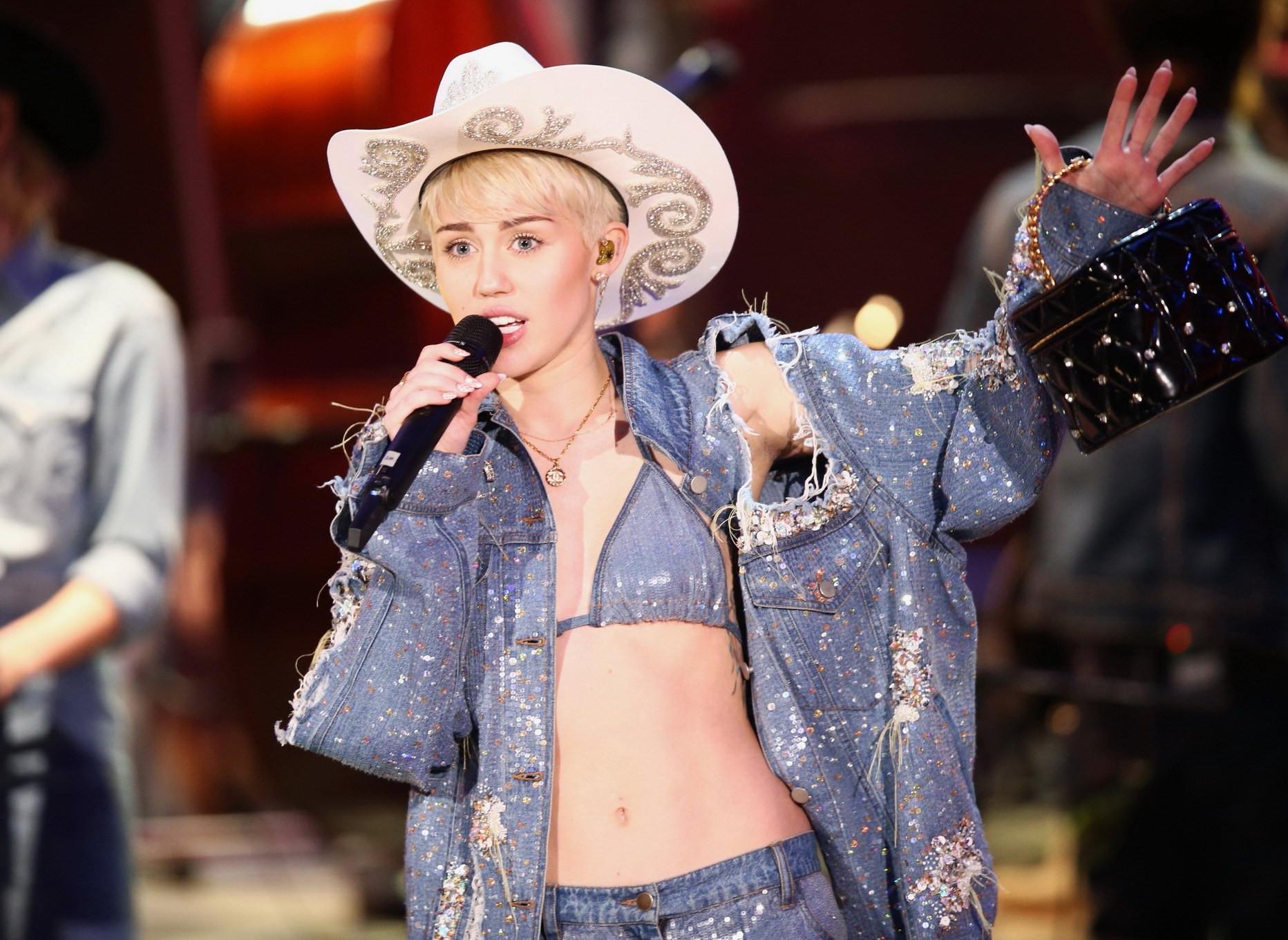 16P Miley Cyrus perofrming in denim bra  ripped jeans at MTV Unplugged in Hollywood 
