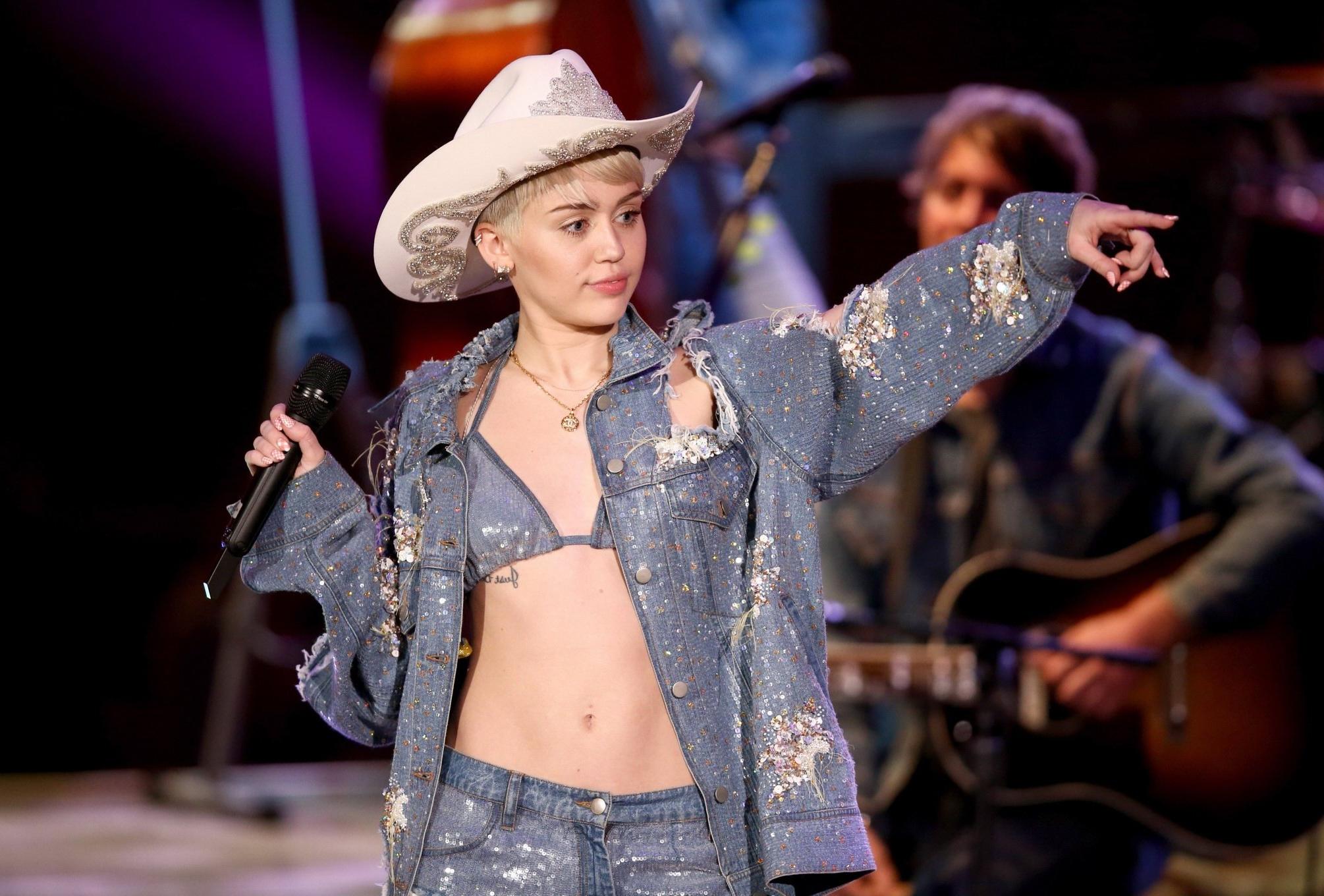 16P Miley Cyrus perofrming in denim bra  ripped jeans at MTV Unplugged in Hollywood 