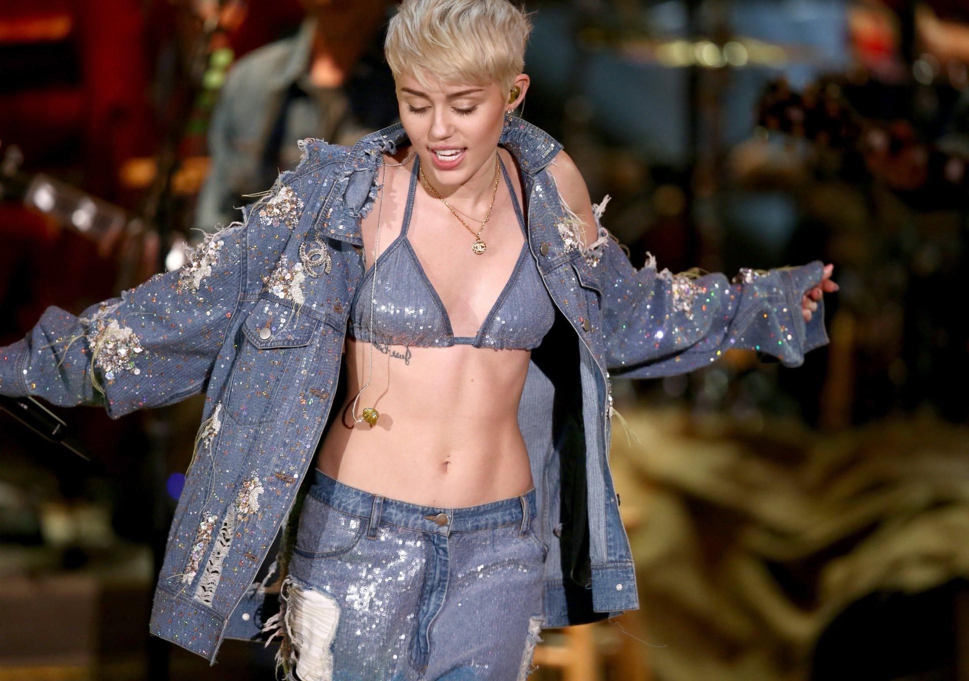 16P Miley Cyrus perofrming in denim bra  ripped jeans at MTV Unplugged in Hollywood 