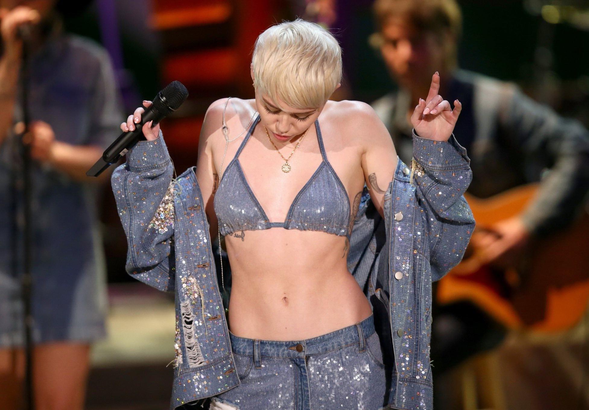 16P Miley Cyrus perofrming in denim bra  ripped jeans at MTV Unplugged in Hollywood 