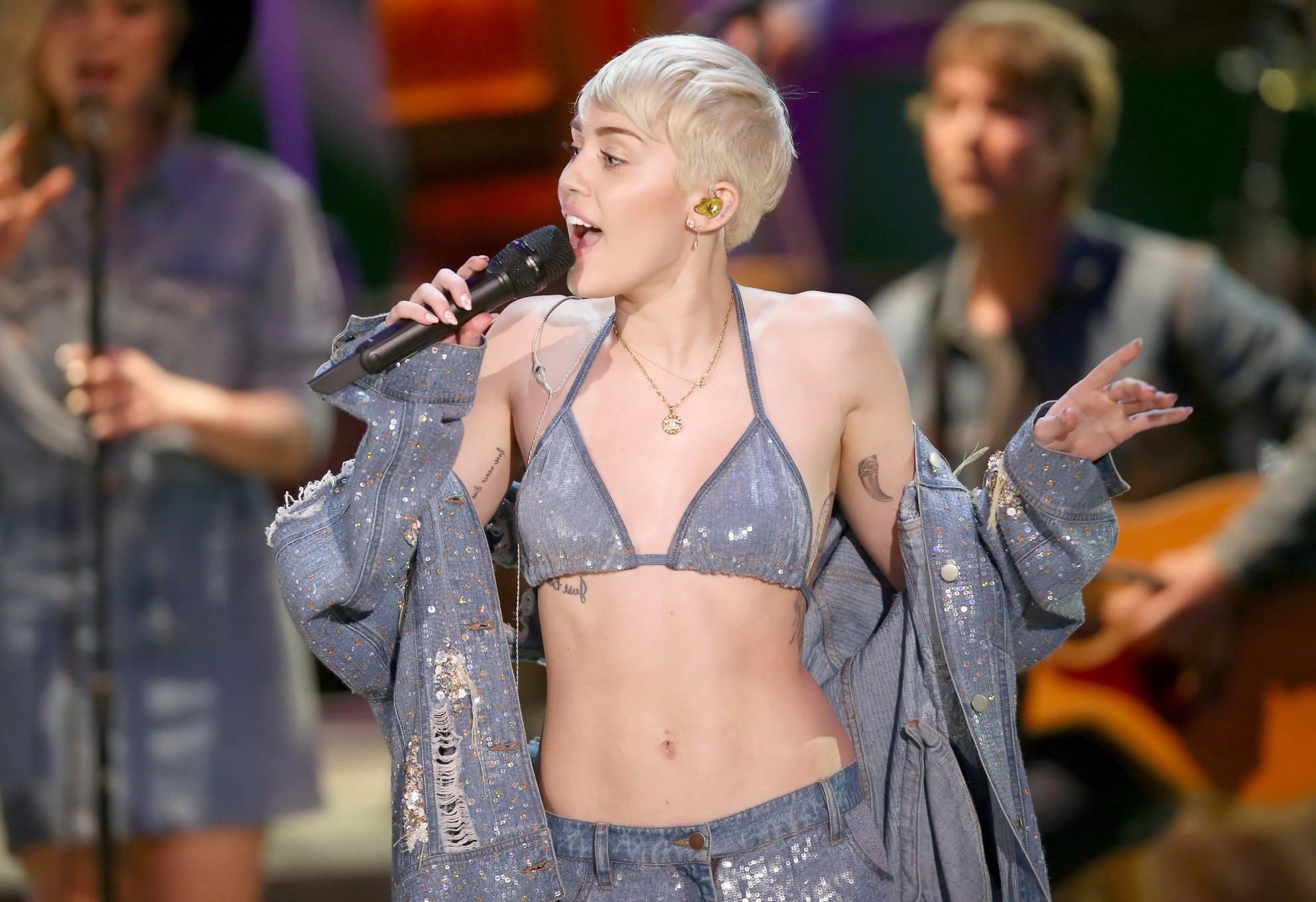 16P Miley Cyrus perofrming in denim bra  ripped jeans at MTV Unplugged in Hollywood 