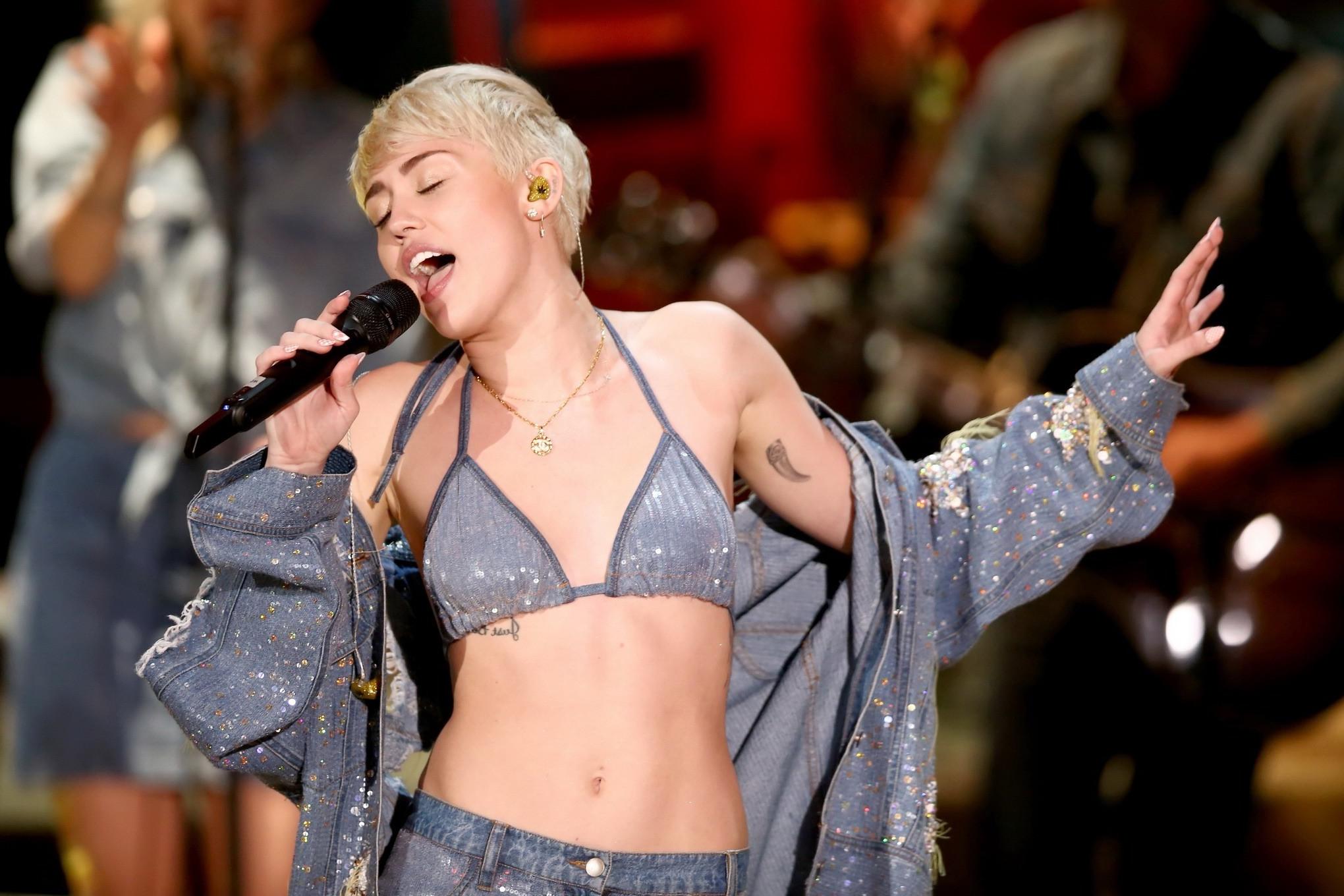 16P Miley Cyrus perofrming in denim bra  ripped jeans at MTV Unplugged in Hollywood 