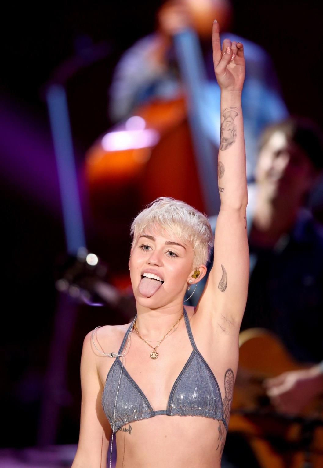 16P Miley Cyrus perofrming in denim bra  ripped jeans at MTV Unplugged in Hollywood 