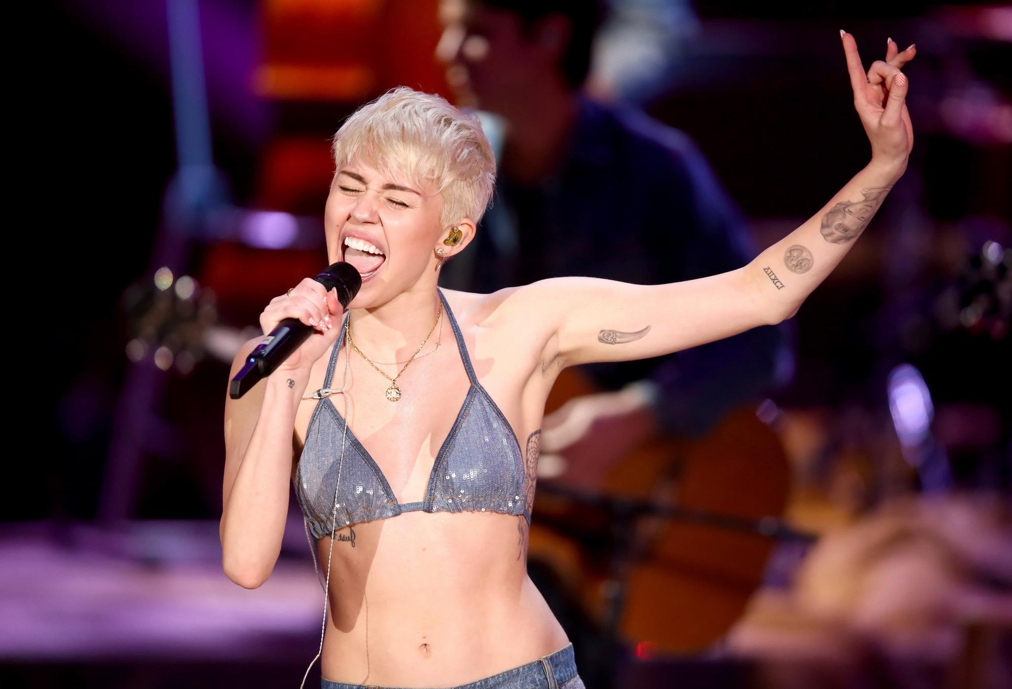 16P Miley Cyrus perofrming in denim bra  ripped jeans at MTV Unplugged in Hollywood 