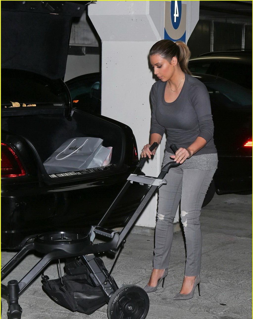 16P Kim Kardashian see through to bra while out shopping