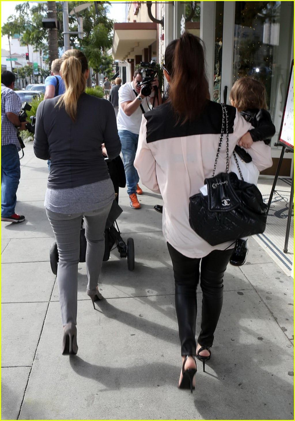 16P Kim Kardashian see through to bra while out shopping