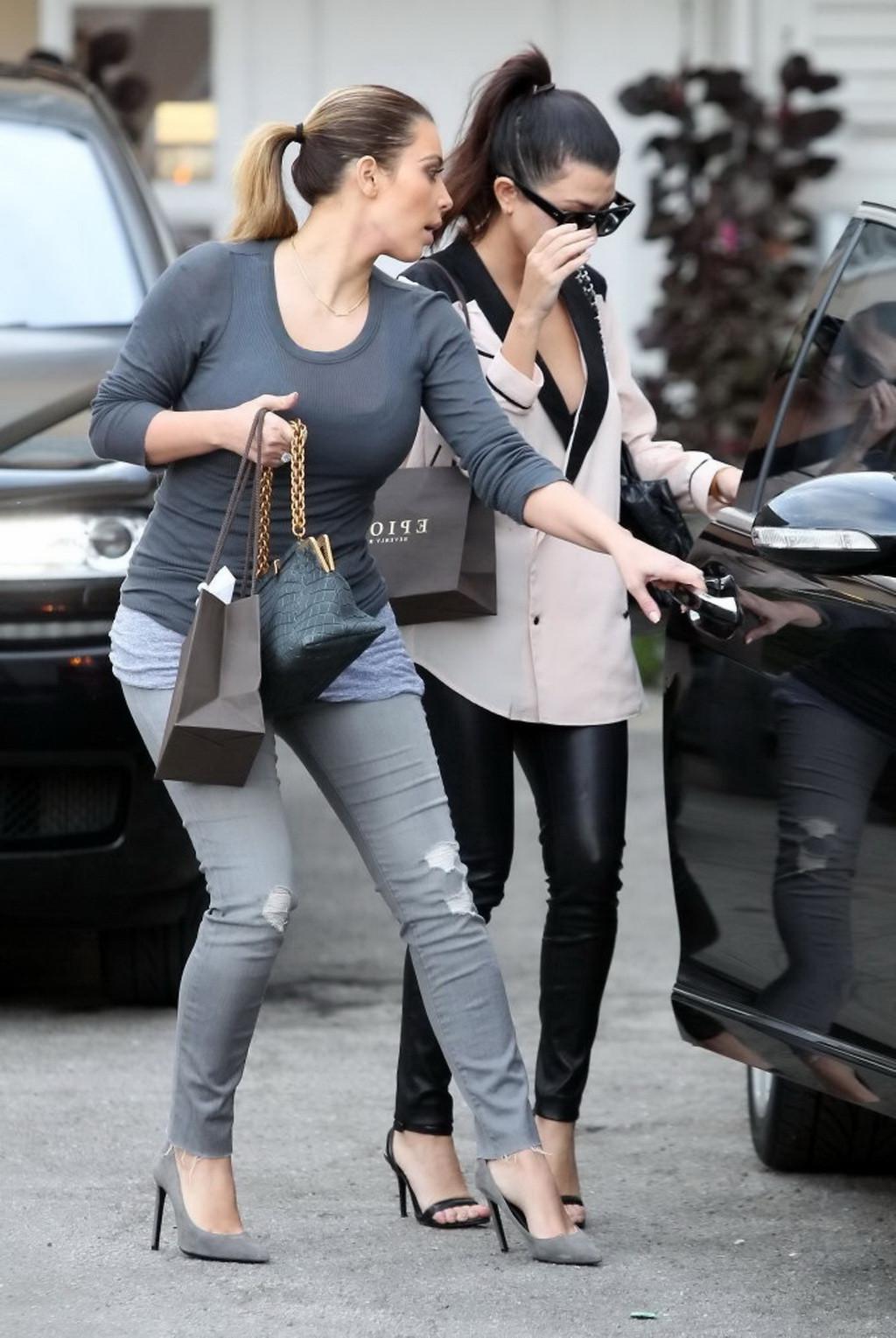 16P Kim Kardashian see through to bra while out shopping
