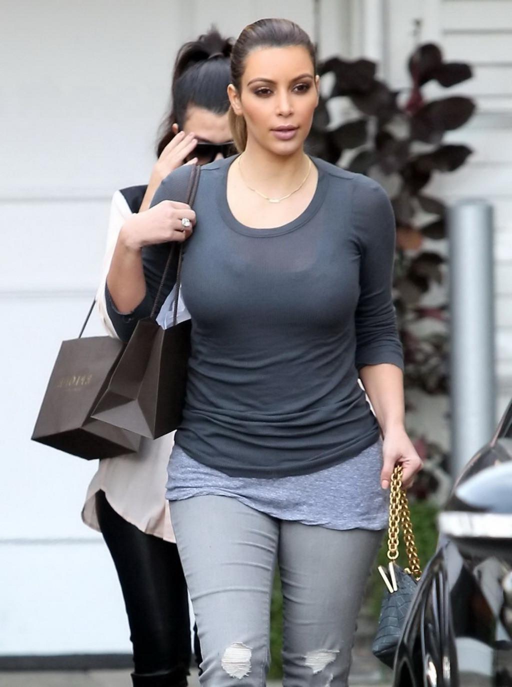 16P Kim Kardashian see through to bra while out shopping
