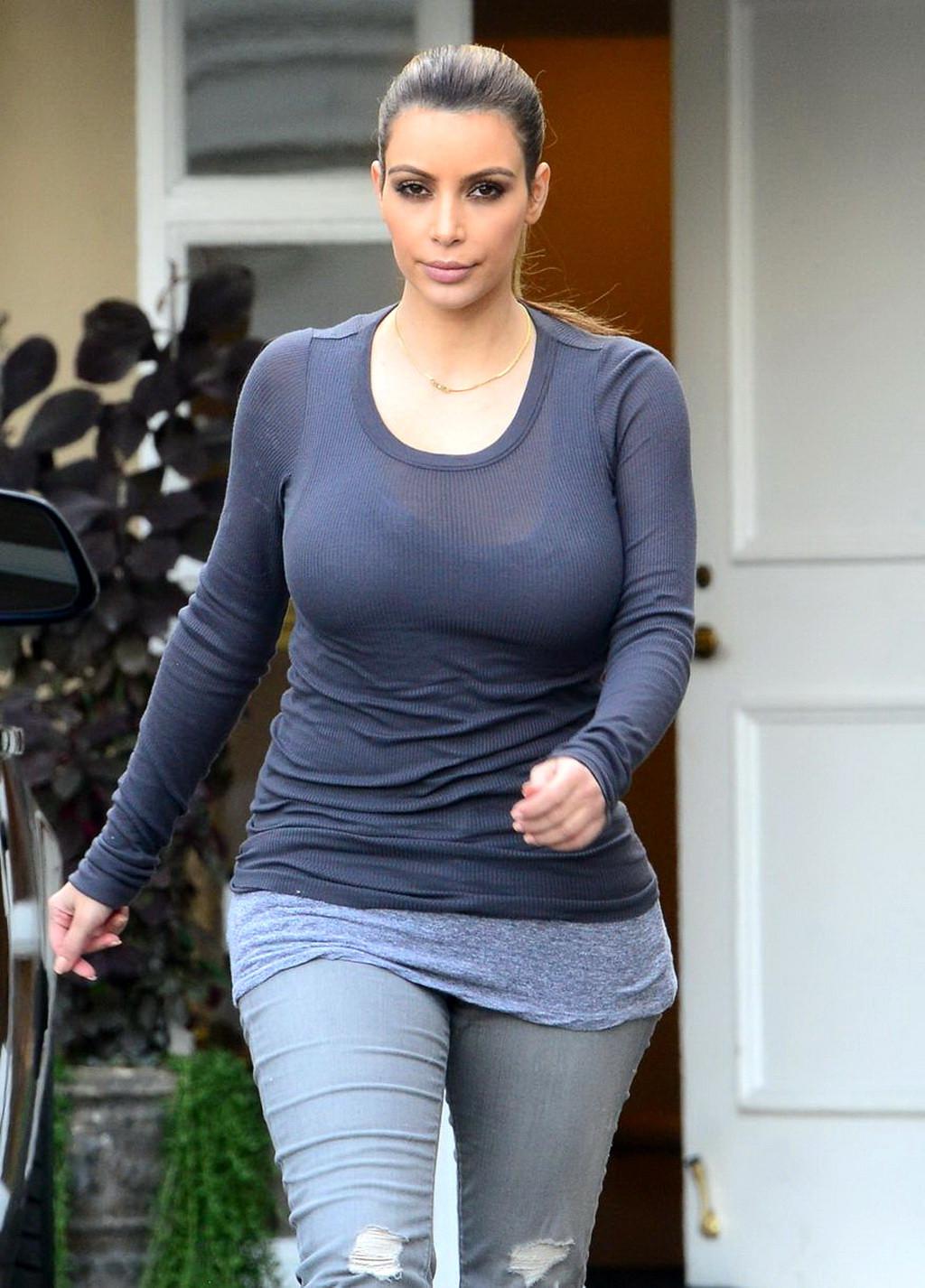 16P Kim Kardashian see through to bra while out shopping