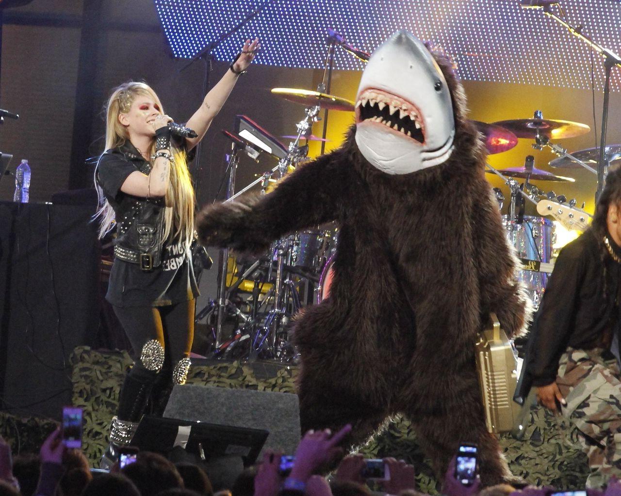 16P Avril Lavigne showing off her spiky bra at the 'Jimmy Kimmel Live' show in Holly