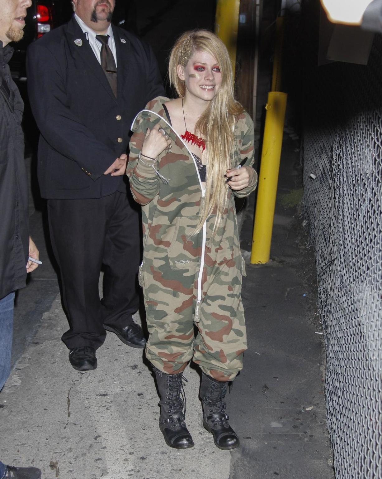 16P Avril Lavigne showing off her spiky bra at the 'Jimmy Kimmel Live' show in Holly