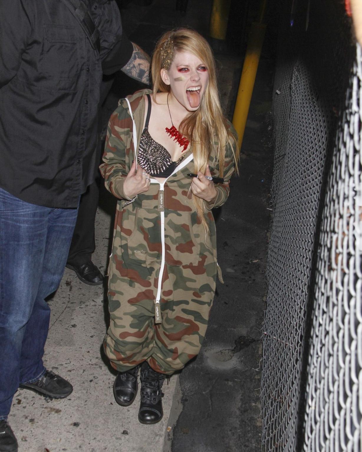 16P Avril Lavigne showing off her spiky bra at the 'Jimmy Kimmel Live' show in Holly