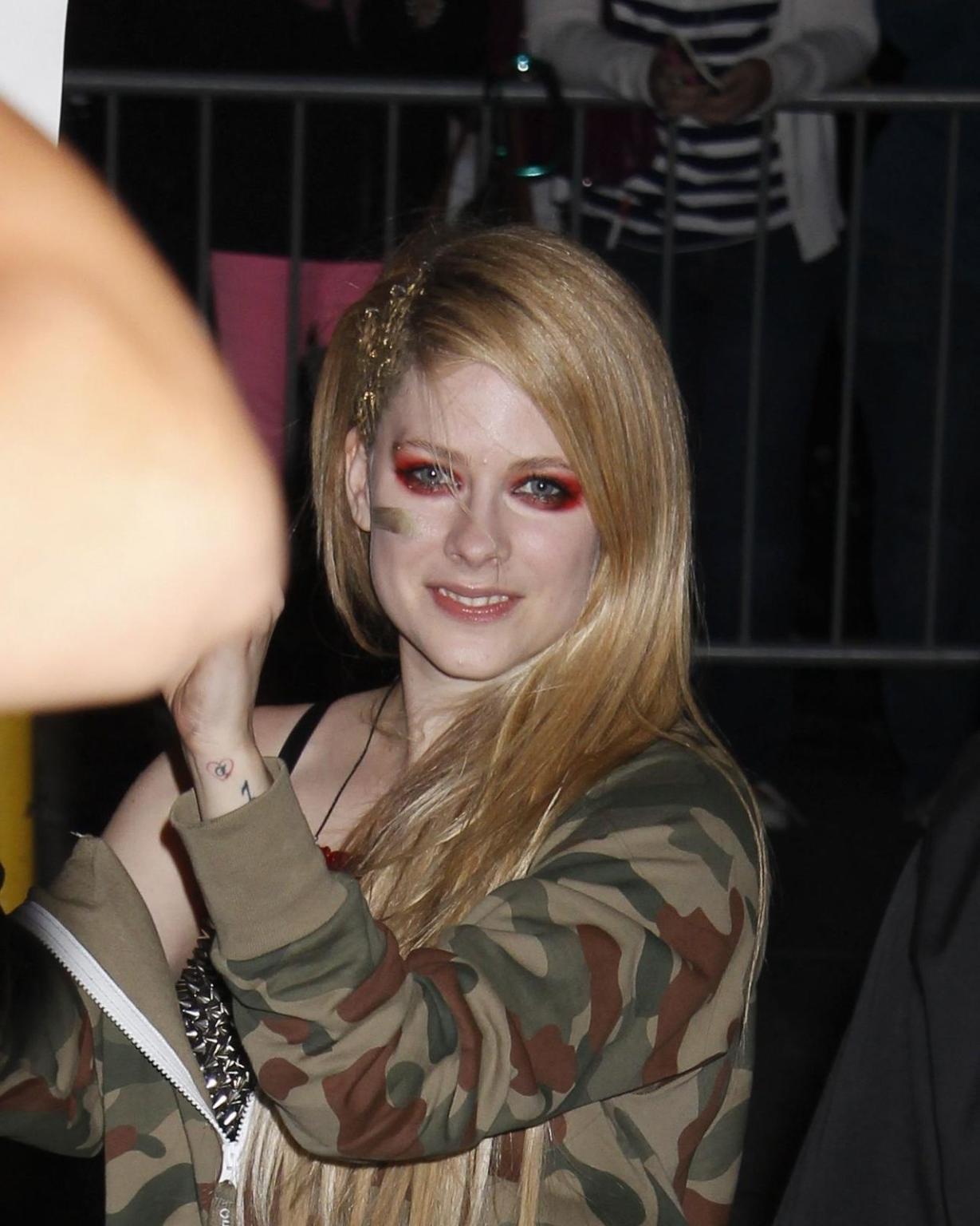 16P Avril Lavigne showing off her spiky bra at the 'Jimmy Kimmel Live' show in Holly