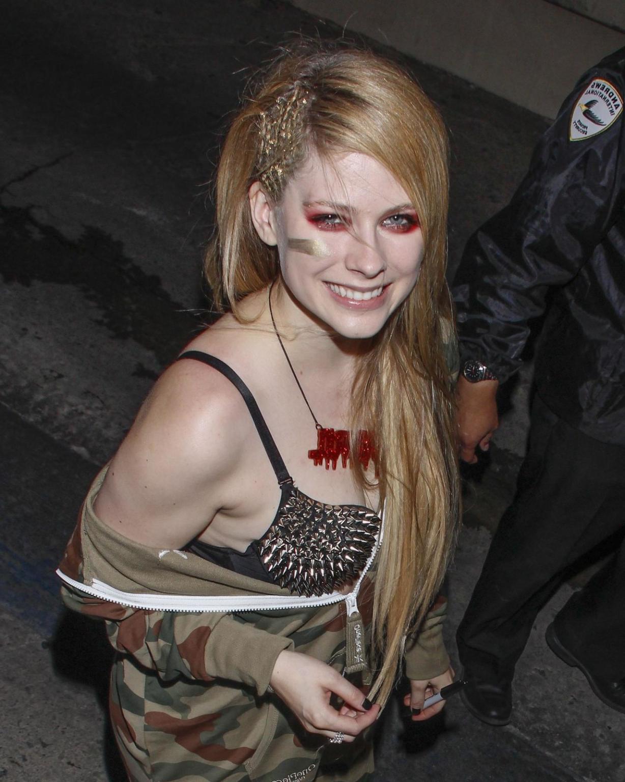 16P Avril Lavigne showing off her spiky bra at the 'Jimmy Kimmel Live' show in Holly