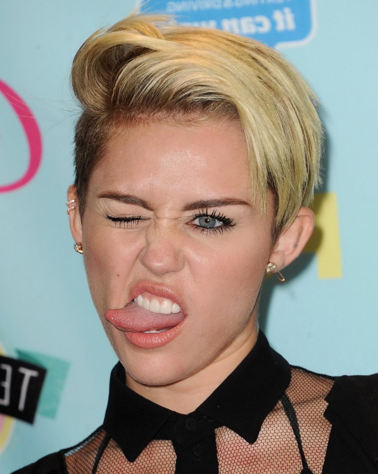 16P Miley Cyrus wearing black leather bra and mikro skirt at 2013 Teen Choice awards