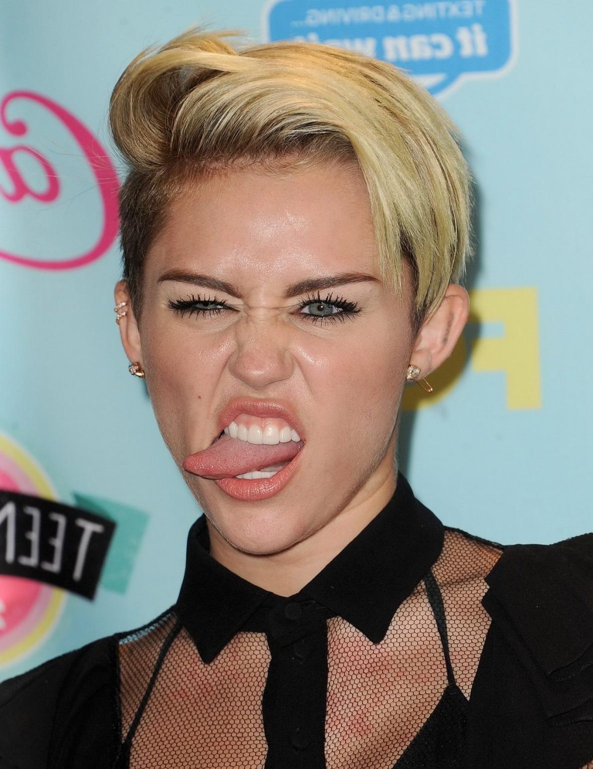 16P Miley Cyrus wearing black leather bra and mikro skirt at 2013 Teen Choice awards