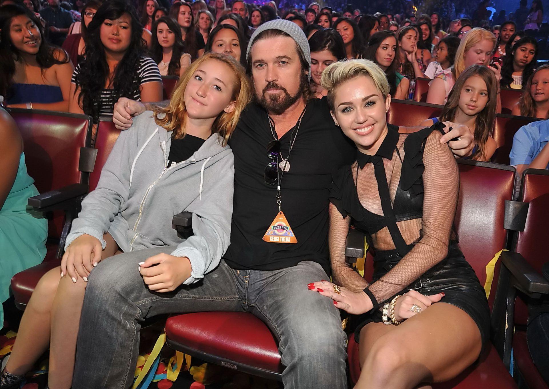 16P Miley Cyrus wearing black leather bra and mikro skirt at 2013 Teen Choice awards