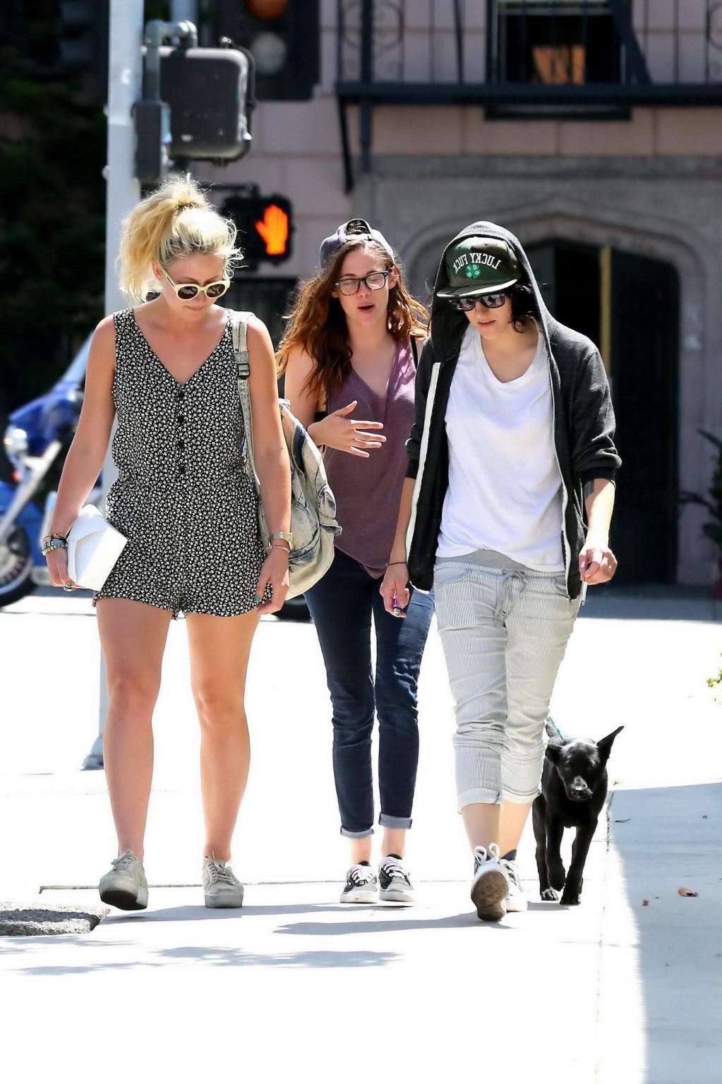 16P Kristen Stewart flashing her black bra in a pink see-thru top and tight jeans ou