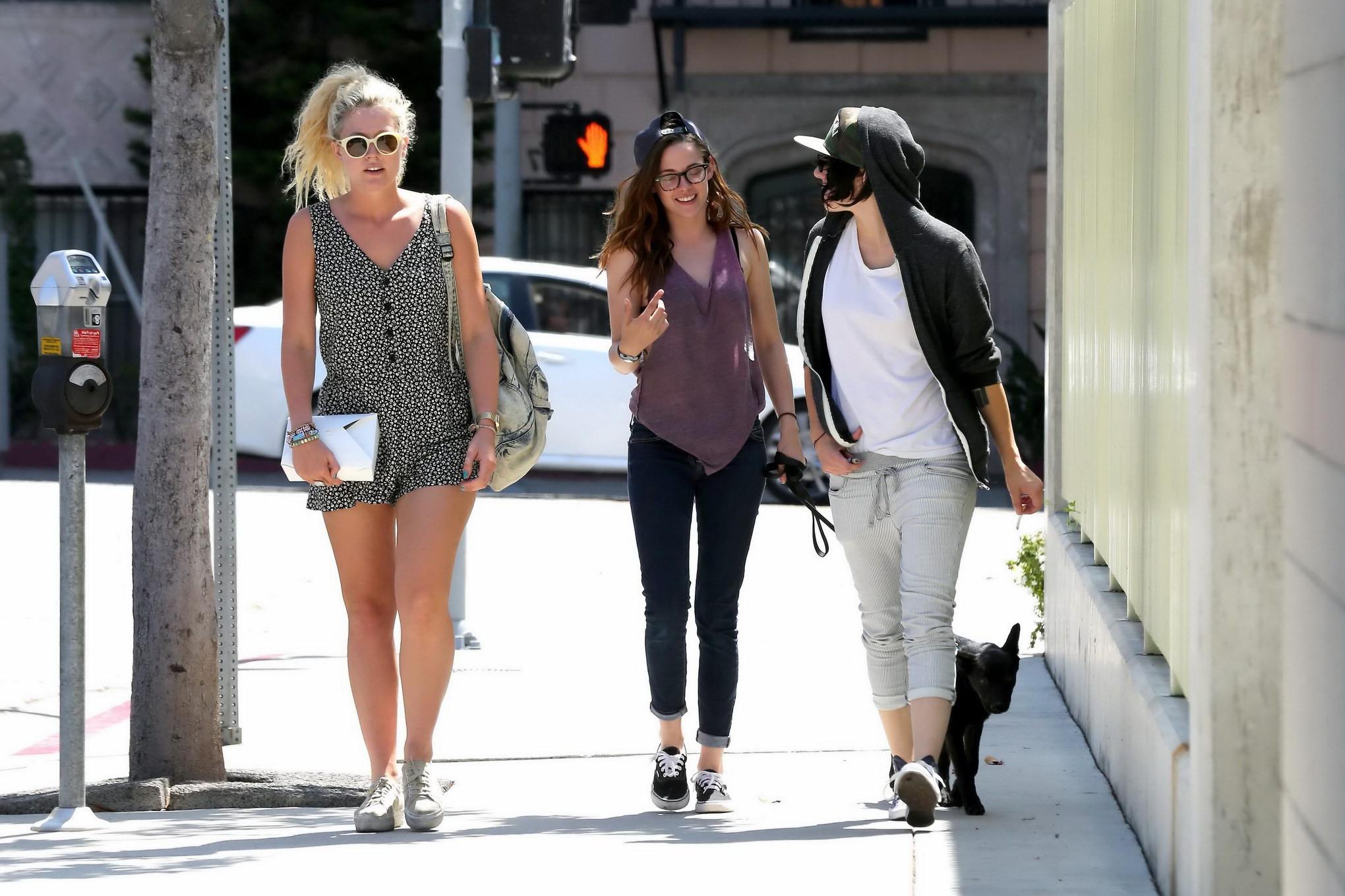 16P Kristen Stewart flashing her black bra in a pink see-thru top and tight jeans ou