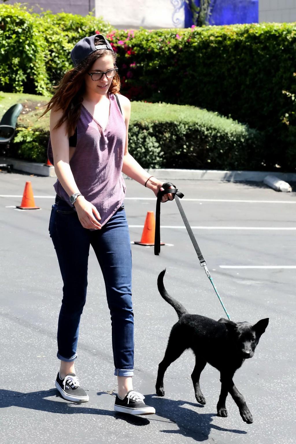16P Kristen Stewart flashing her black bra in a pink see-thru top and tight jeans ou