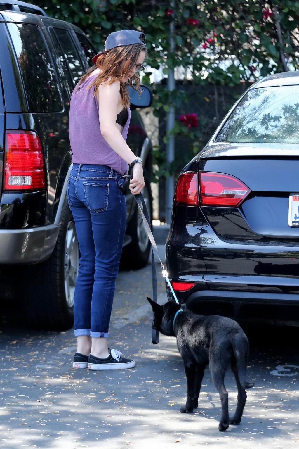 16P Kristen Stewart flashing her black bra in a pink see-thru top and tight jeans ou
