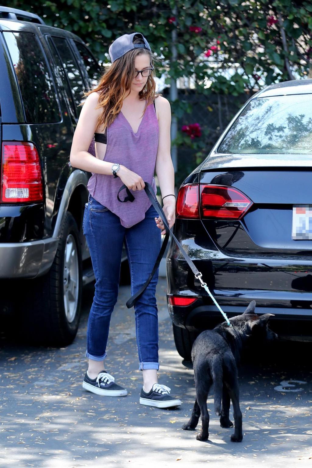 16P Kristen Stewart flashing her black bra in a pink see-thru top and tight jeans ou