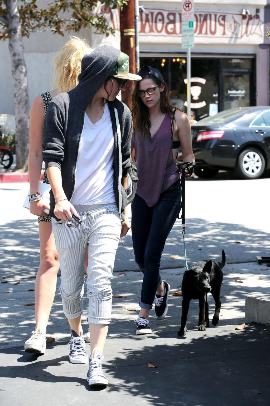 16P Kristen Stewart flashing her black bra in a pink see-thru top and tight jeans ou