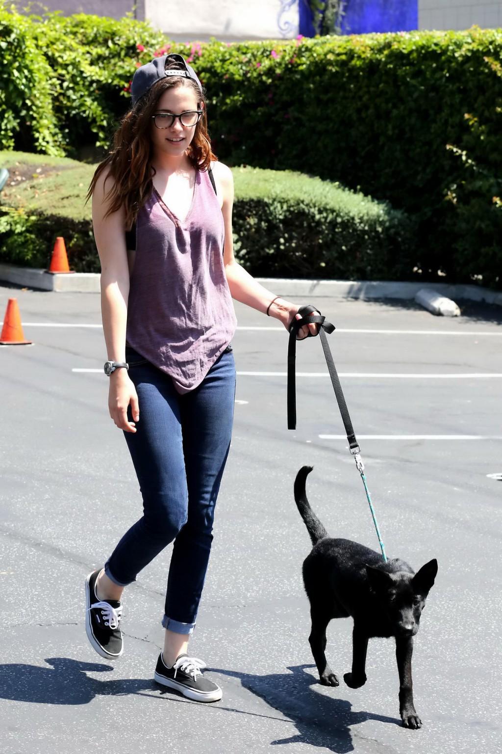 16P Kristen Stewart flashing her black bra in a pink see-thru top and tight jeans ou