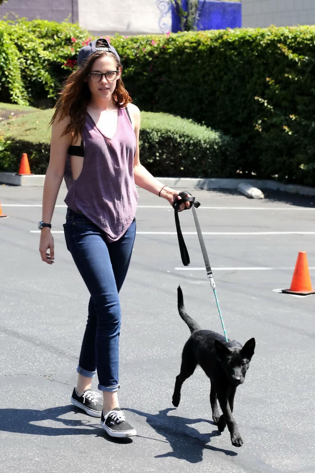16P Kristen Stewart flashing her black bra in a pink see-thru top and tight jeans ou