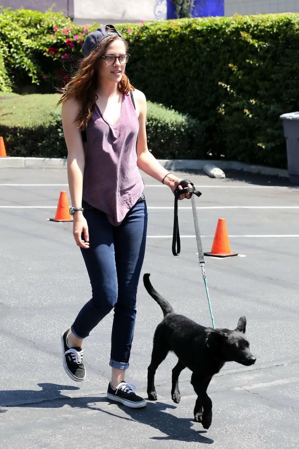 16P Kristen Stewart flashing her black bra in a pink see-thru top and tight jeans ou