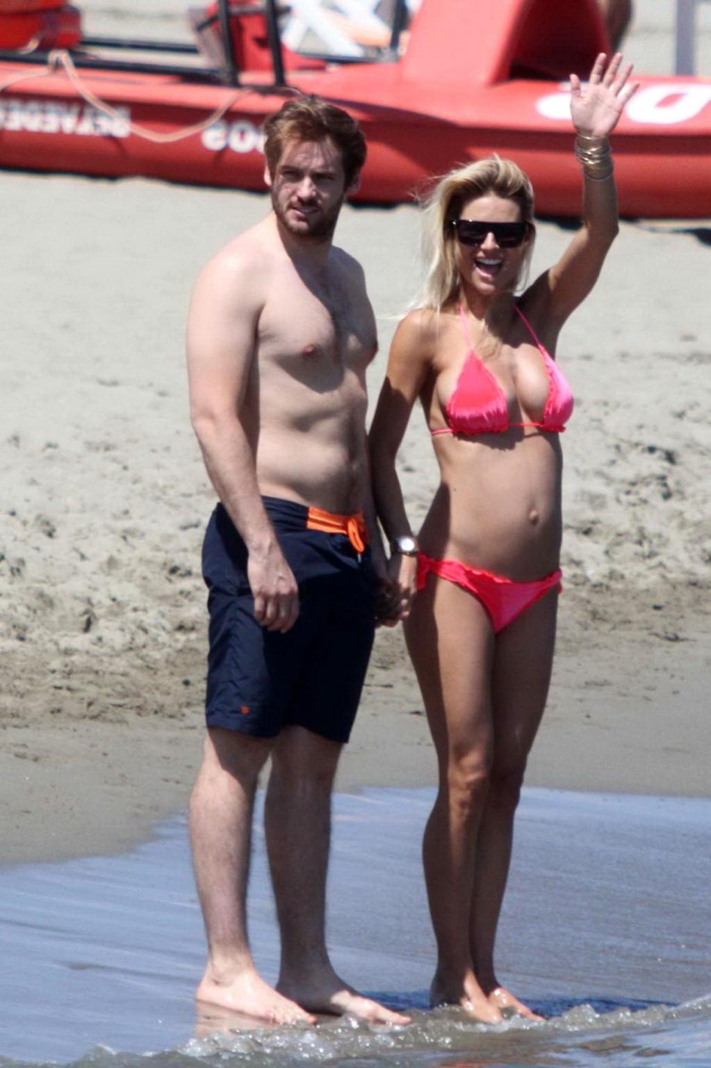 16P Michelle Hunziker pregnant wearing a bikini on the beach in Forte dei Marmi, Ita