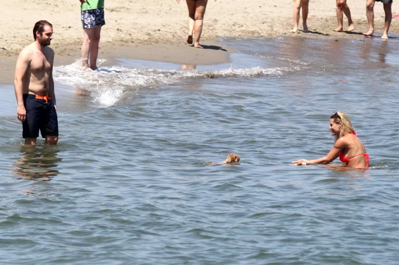 16P Michelle Hunziker pregnant wearing a bikini on the beach in Forte dei Marmi, Ita