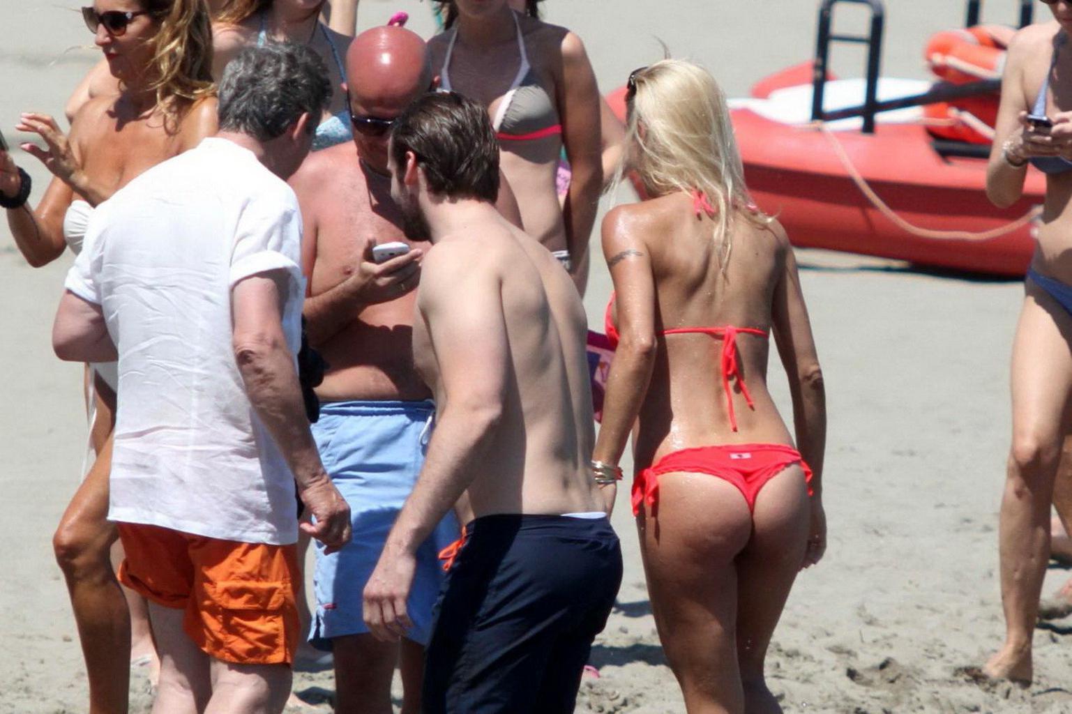 16P Michelle Hunziker pregnant wearing a bikini on the beach in Forte dei Marmi, Ita
