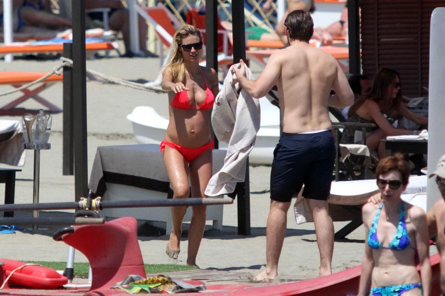 16P Michelle Hunziker pregnant wearing a bikini on the beach in Forte dei Marmi, Ita